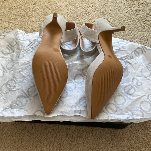 Selling never been worn Olivia pump silver sconce. 8.5 heel approx 3.5 - Picture 3 of 4